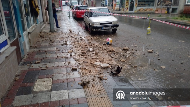 Lüleburgaz'da üzerine çatıdan beton parçaları düşen otomobilde maddi hasar oluştu  | KIRKLARELİ