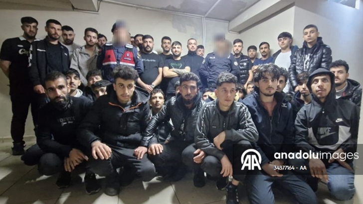 Kırklareli'nde kovalamaca sonucu 10 araçta 21 düzensiz göçmen yakalandı  | KIRKLARELİ