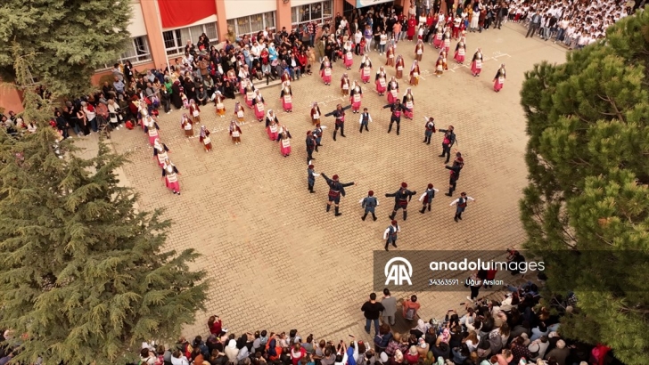 Tekirdağ'da öğrenci ve velilerinden oluşan halk oyunları ekibi zeybek gösterisi sundu